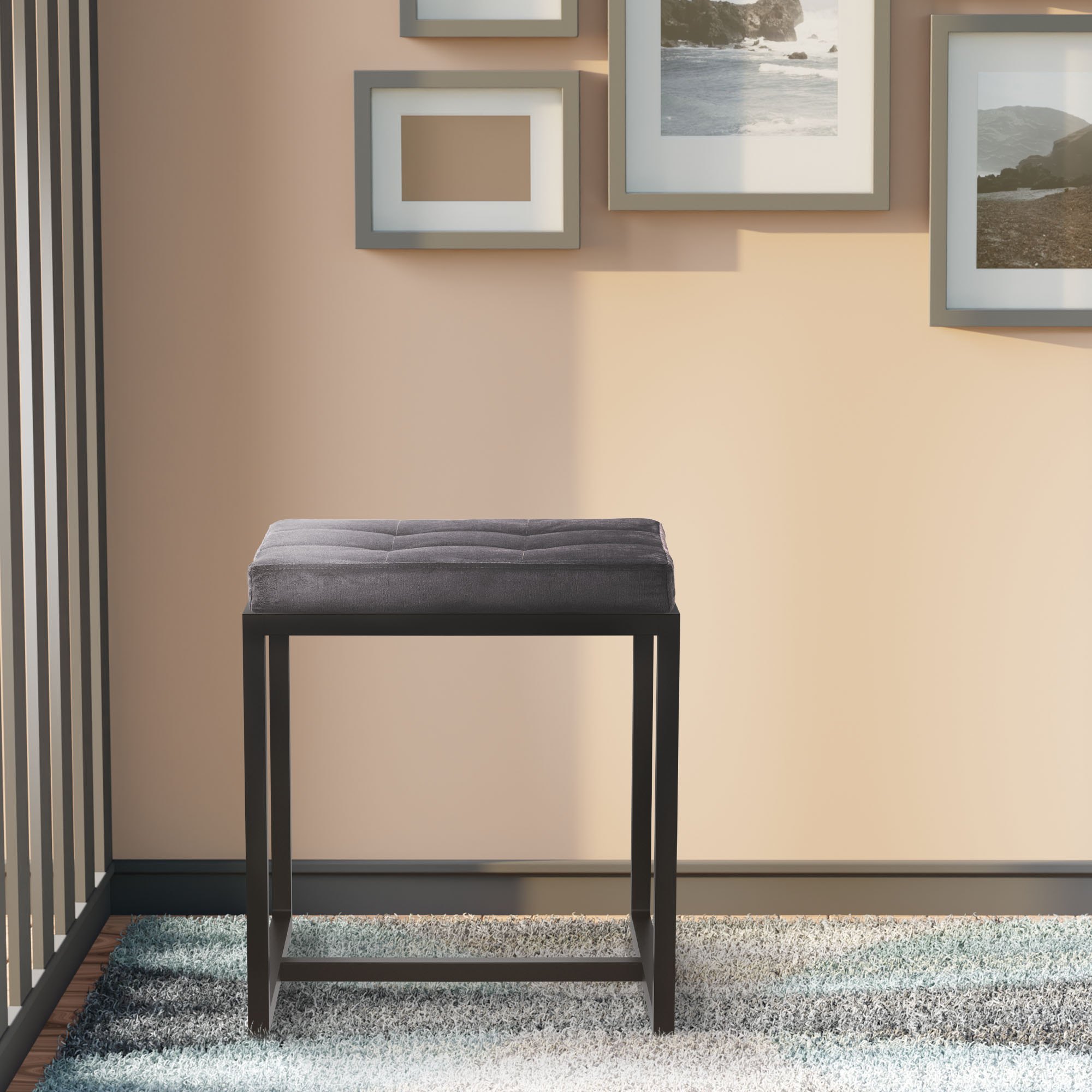 Sitzhocker Barci mit schwarzem Gestell